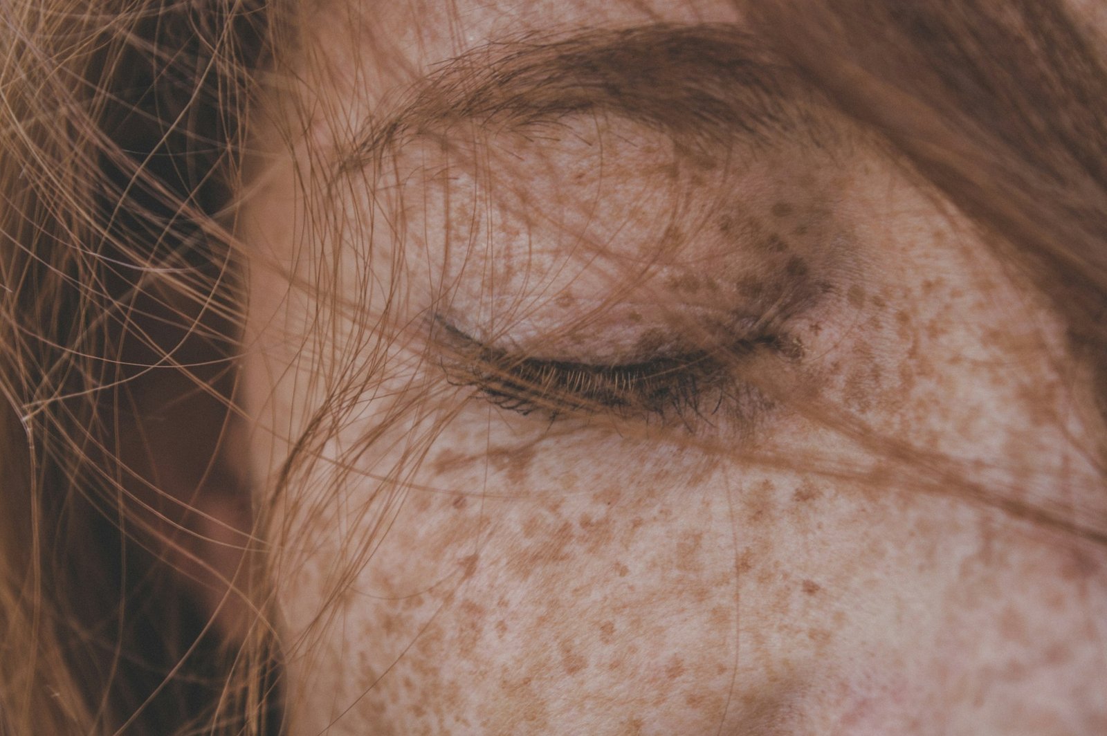 Como proteger a pele das agressões externas: sol, poluição e hábitos que fazem diferença